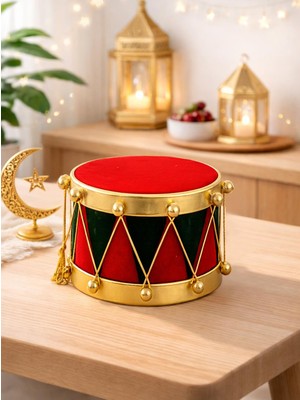 Parti Adresi Ramazan Davulu Dekoratif Masa Süsü – Kırmızı Yeşil Altın Detaylı 21 cm