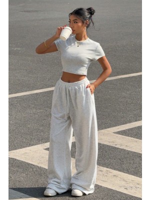 Tarz Cool Kadın Beyaz Crop Tişört ve Yüksek Bel Bol Paça Eşofman Altı Takımı Rahat Günlük Spor Kombin