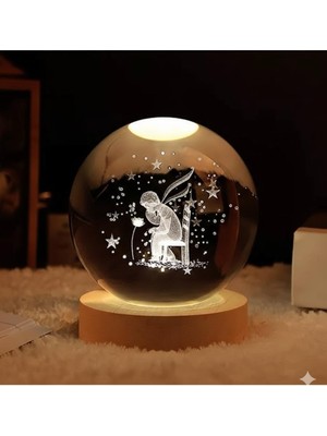 Eser Ticarett 3D Kristal Küre LED Gece Lambası – Melek Figürlü Dekoratif Cam Küre Abajur – Ahşap Standlı Sıcak Işık Masa Lambası – Sevgiliye, Anneye, Öğretmene Hediye