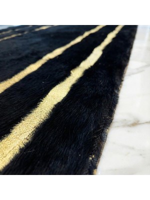 Siyah Zeminli Altın Şerit Detaylı Peluş Runner Halı – Yumuşak Dokulu, Modern ve Dekoratif Halı