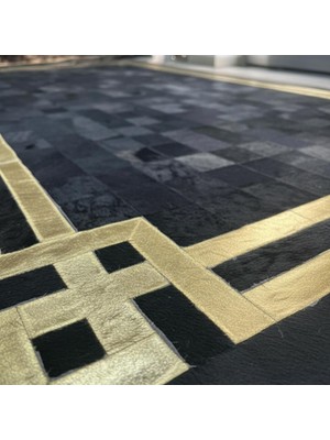 Siyah ve Altın Kenarlı Dana Derisi Patchwork Halı – El Yapımı Doğal Deri Dekoratif Halı