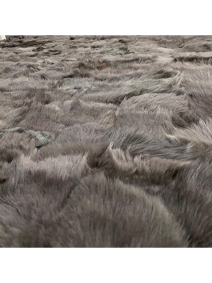 Koyu Gri Zeminli Peluş Halı – Yumuşak Dokulu, Sade ve Dekoratif Halı