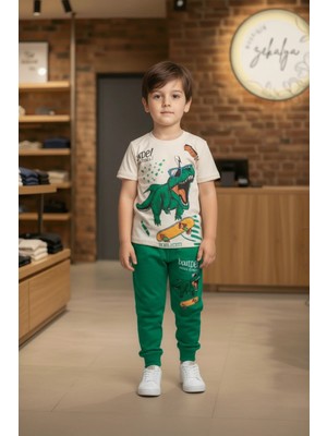 Zekalya Erkek Çocuk Kaykaylı Dinozor Baskılı Takım - %100 Pamuk Süprem Penye Üst ve 2 İplik Alt - Yeşil