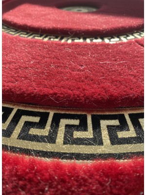 Kırmızı Yuvarlak Peluş Halı – Altın-Siyah Desenli, Yumuşak