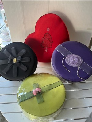 Helvacıoğlu Çikolata Değişik Ebatlarda ve Renklerde Fantazi Dekoratif Hediye, Çikolata Kutusu, 4 Adet