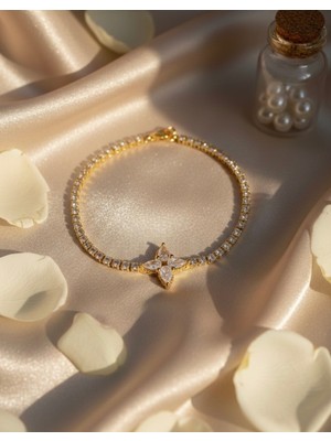 Meneva Aksesuar Zarif Çiçek Detaylı Su Yolu Çelik Bileklik