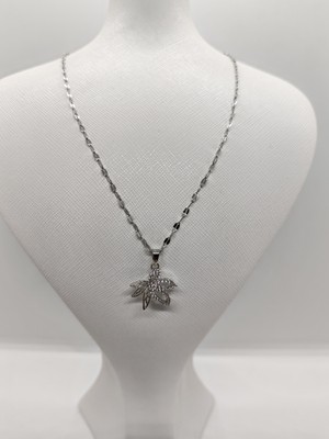 Cadde Dükkanı Çiçek Figürlü Gümüş Renk Çelik Kolye