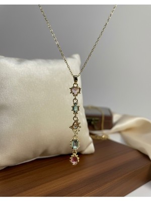 Meneva Aksesuar Renkli Kristal Detaylı Antik Esintili Altın Renk Çelik Kolye