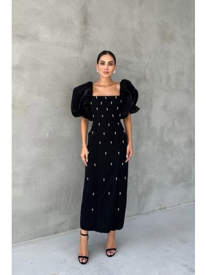 Indispensablely Siyah Işlemeli Kolu Garnili Elbise