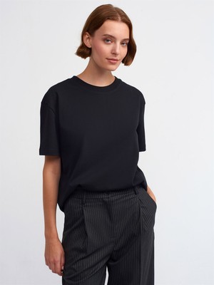 Dilvin Kadın Günlük Siyah Dekoratif Dikişli Kısa Kol Bisiklet Yaka TShirt Pamuk Malzemeden M Beden