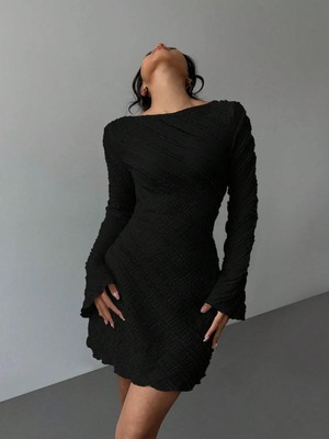 Afri Kadın Siyah Dokulu Yatay Yaka Mini Elbise - Premium Krinkıl Kumaş