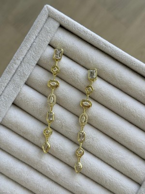 İrem Yıldız Sallantılı Şık Taşlı Çelik Küpe