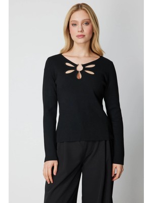 On Fashion Kadın Yakası Pencereli Yaka Aksesuarlı Siyah Kazak 63322