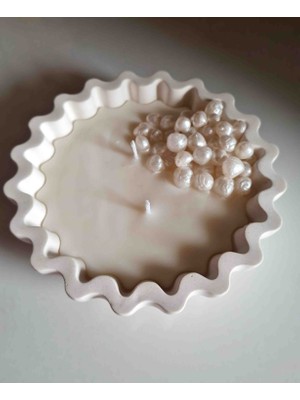 Dust Candle Studio Doğal Kokulu ve El Yapımı Özel Tasarım Inci Detaylı Mum