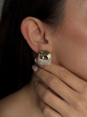 Luseda Gold & Beyaz Detaylı Modern Kare Küpe