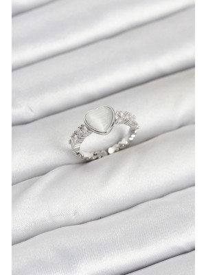 Renklime Pirinç Gümüş Renk Zirkon Taşlı Kalpli Kadın Yüzük