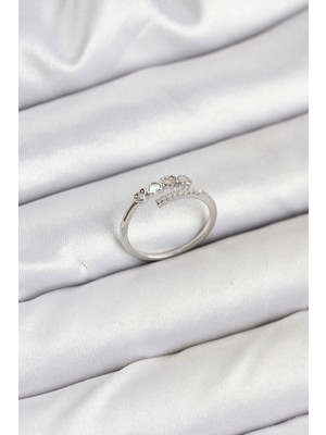 Renklime Pirinç Gümüş Renk Kalpli Detaylı Zirkon Taşlı Kadın Yüzük