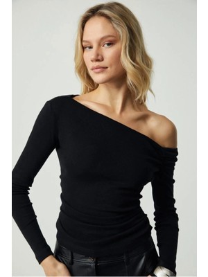 Nihanello Butik Omzu Açık Drapeli Bluz