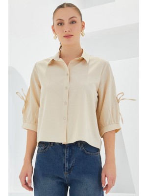 Queene Dreams Kol Detaylı Bej Crop Gömlek 20246