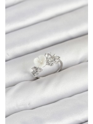 Zenvia Pirinç Gümüş Renk Çiçek Model Zirkon Taşlı Kadın Yüzük ZNV-EBJT4377