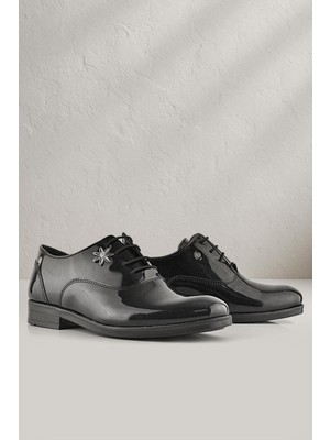 Rakerplus Siyah Rugan Bağcıklı Çiçek Detaylı Çocuk Klasik Ayakkabısı