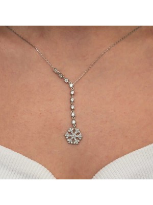 Şems Kamer Ürün Başlığı 925 Ayar Gümüş Sıralı Zirkon Taşlı Kar Tanesi Figürlü Kadın Kolye