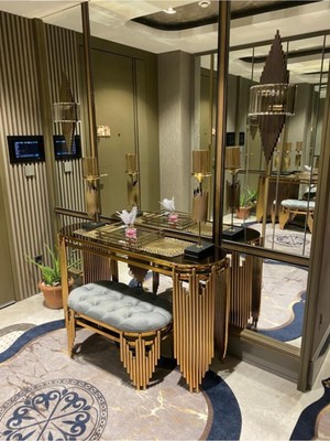 Normadia Şık Gold Lüx Piyano Dresuar ve Puf Takımı, Zarif ve Modern Dekorasyon