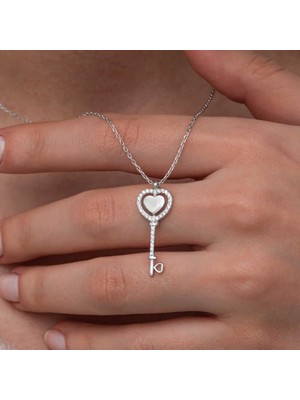 Şems Kamer Kalpli Anahtar Figürlü Gümüş Kolye