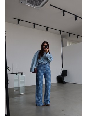Özge Özgenç Kalp Baskılı Paçası Kesik Jean