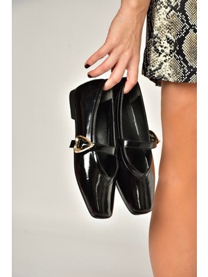 Fox Shoes Y726632608 Siyah Rugan Kalp Toka Detaylı Kadın Babet