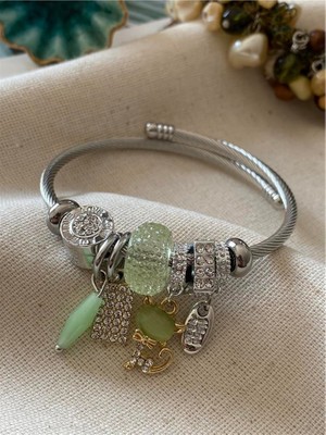 Hediye Vakti Yeşil Taş Detaylı Charm Tasarım Çelik Kadın Bileklik – Modern & Şık Bilezik