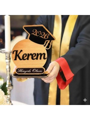 Evsay Mezunun Adı ve Kep Tasarımıyla Kişiselleştirilmiş Mezuniyet Masa Üstü Süsü