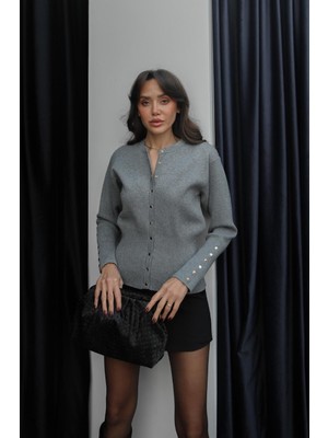 Havoş Gri Önü ve Kolu Çıtçıtlı Hırka