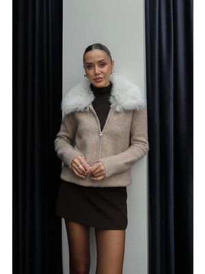 Havoş Bej Pepa Yakası Kürklü Fermuarlı Hırka