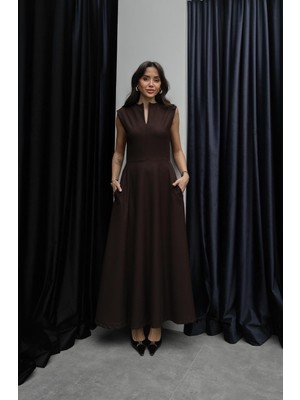 Havoş Kahverengi Yakası V Detaylı Elbise