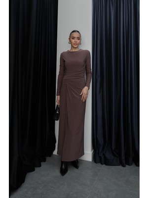 Havoş Kahverengi Ön Drape Detaylı Yırtmaçlı Elbise