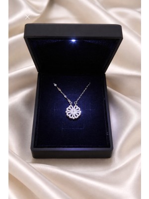 Gözde Aksesuarım Işıklı Kutuda Mıknatıslı Gümüş Yonca Kolye Çelik