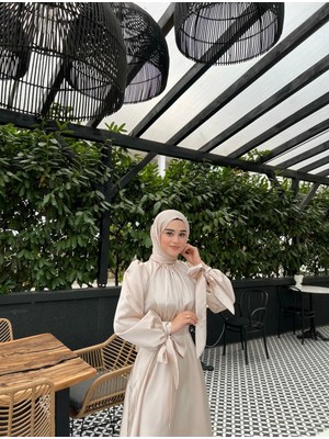 Kadner Peri Bej Önü Büzgülü Şanel Saten Kumaş Lüks Tesettür Abiye Elbise