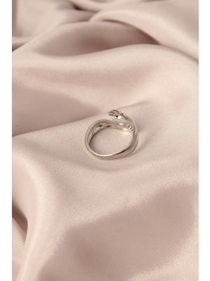 Ayarlamalı Gümüş Renk Metal Sarılan Eller Model Kadın Yüzük - Lisinya