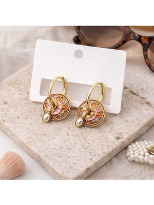 Gold Madalyon Detaylı Halka Küpe – Işıltılı ve Özgün Tasarım