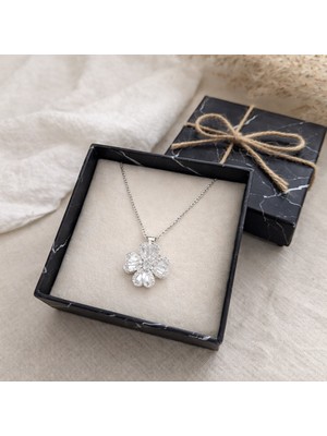 Taş Detaylı Dört Yapraklı Çiçek Kolye