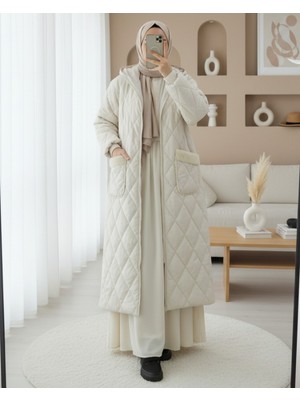 Modamorfo Cepli Kapşonlu Fermuarlı Astarlı Uzun Kapitone Kaban -Krem