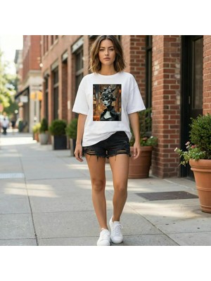 Hena Cyberqueen – Kodlanmış Güzellik Oversize T-Shirt Beyaz