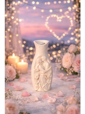 Romantik Çift Figürlü Dekoratif Seramik Vazo – Krem Renk, Gül Detaylı Şık Ev Dekoru