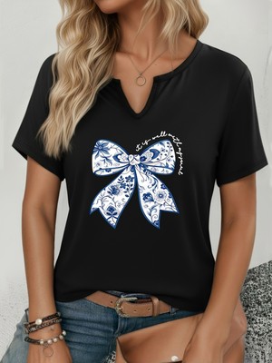 Mercoledi Kadın Regular Kalıp Mavi Kurdele Baskılı Yarım V-Yaka Kısa Kol T-Shirt %50 Pamuk %50 Polyester