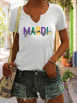 Mercoledi Kadın Mardi Gras Baskılı Yarım V-Yaka Kollu Regular Kalıp Rahat T-Shirt