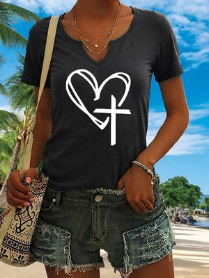Mercoledi Kadın Kalp Haç Baskılı Yarım V-Yaka Kollu Regular Kalıp Rahat T-Shirt