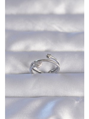 Esranın Dünyası Pirinç Gümüş Renk Zirkon Taşlı Kalpli Model Ayarlanabilir Yüzük RSEBJ34-ESRDNS