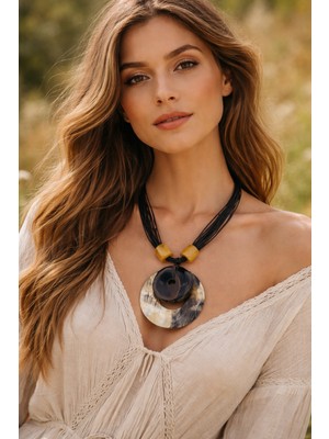 Sedef Figürlü Kolye