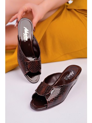 Akgün Terlik Kadın Kahve Yılan Dokulu Şık Ev Terliği